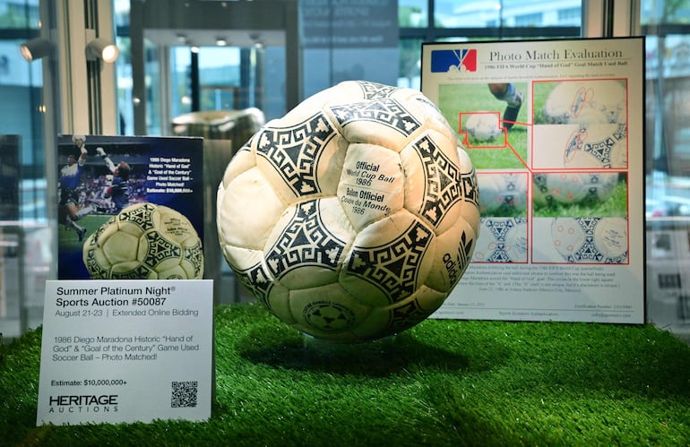 El balón utilizado en el partido de la Copa del Mundo de 1986 entre Argentina e Inglaterra, durante el cual el argentino Diego Maradona anotó el gol de la «Mano de Dios», se exhibe antes de ser subastado en Heritage Auctions en Beverly Hills, Californi.