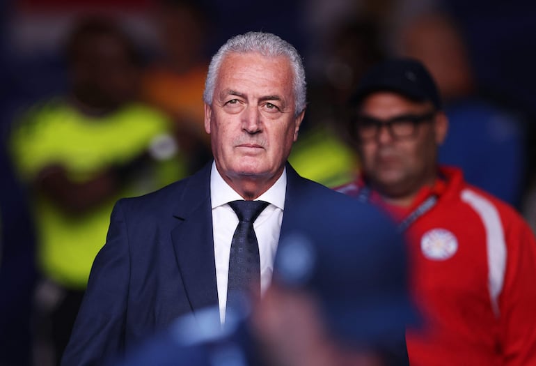 Gustavo Alfaro, director técnico de Paraguay, observa desde el túnel antes del partido del Grupo D del Mundial de la FIFA 2026 entre Turquía y Paraguay en el Estadio de la Bahía de San Francisco.