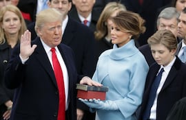 El expresidente de Estados Unidos, Donald Trump (d) volverá a jurar como mandatario en enero de 2025. En la foto con su esposa: Melania y el hijo de ambos, Barron Trump.