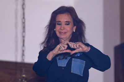 La expresidenta de Argentina Cristina Fernández saluda a sus seguidores desde el balcón de su casa al cumplirse cuatro años de su intento de asesinato el pasado 1 de septiembre.