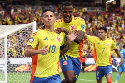 El talentoso James David Rodríguez Rubio festeja su gol con Jhon Adolfo Arias Andrade. (Foto: AFP)