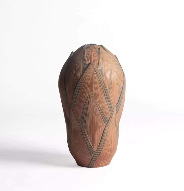 Jarrones y ollas de cerámica de Jorge Enciso, expuestos en galería, rodeados de un ambiente artístico y contemporáneo.