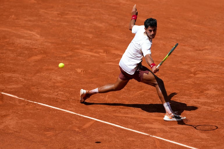 El tenista paraguayo Adolfo Daniel Vallejo durante el partido de segunda ronda del Roland Garros.