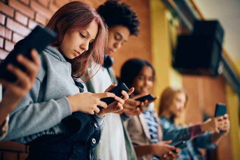 Adolescentes y redes sociales.