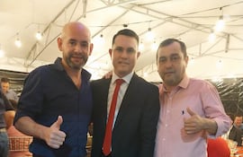El concejal Pascual Ocampos en compañía de los acusados Gustavo Rodríguez (ex intendente) y Hernán Rivas (senador).