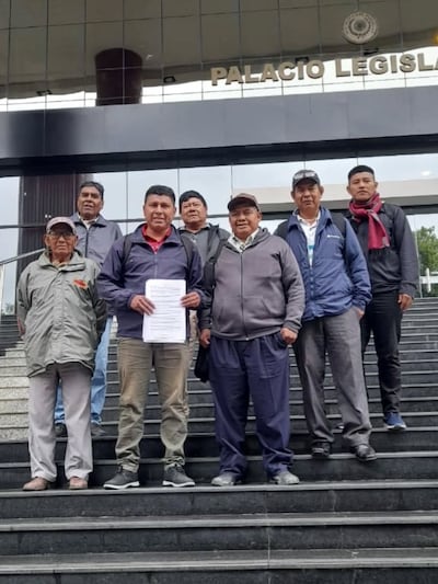 Indígenas del Bajo Chaco, frente a la sede del Congreso Nacional.