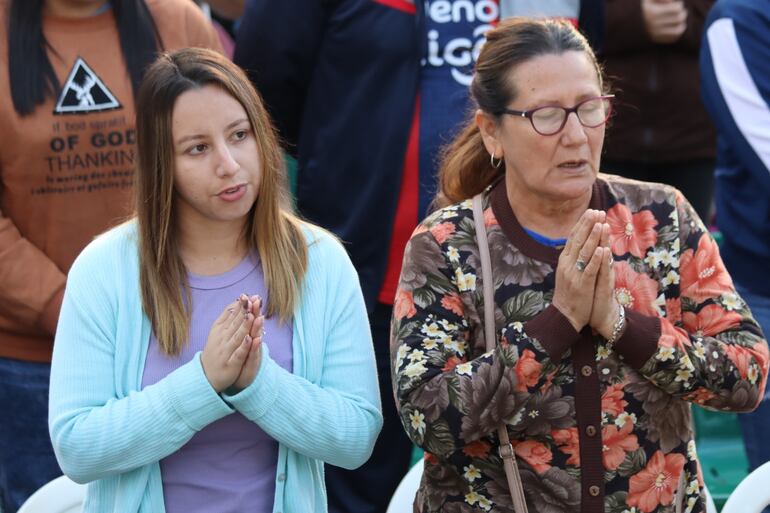 Como cada domingo, se registró una importante concurrencia en la explanada de la Basílica de Caacupé.