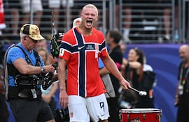 El delantero de Noruega, Erling Braut Haaland, celebra tras ganar el partido de fútbol de los octavos de final de la Copa del Mundo 2026 entre Brasil y Noruega en el New York/New Jersey Stadium en East Rutherford.