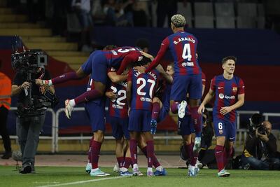 Celebración de los jugadores del Barcelona tras el gol de Guiu