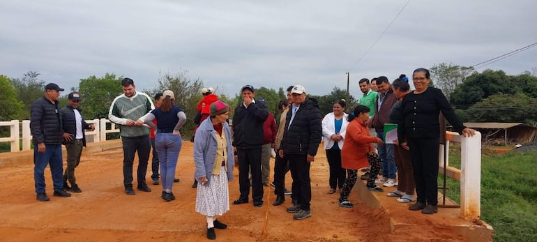 Los vecinos de la zona juntamente con representantes del MOPC y la empresa constructora realiaron un recorrido por las obras inconclusas