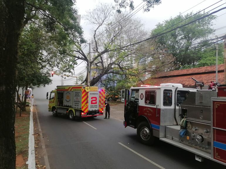 Incendio en Piscinas & Cia en la avenida Boggiani y R.I. 6 Boquerón