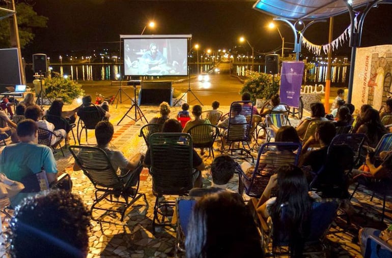 Cine al aire libre en la Escalinata del barrio San Pedro. Foto archivo 2019. 