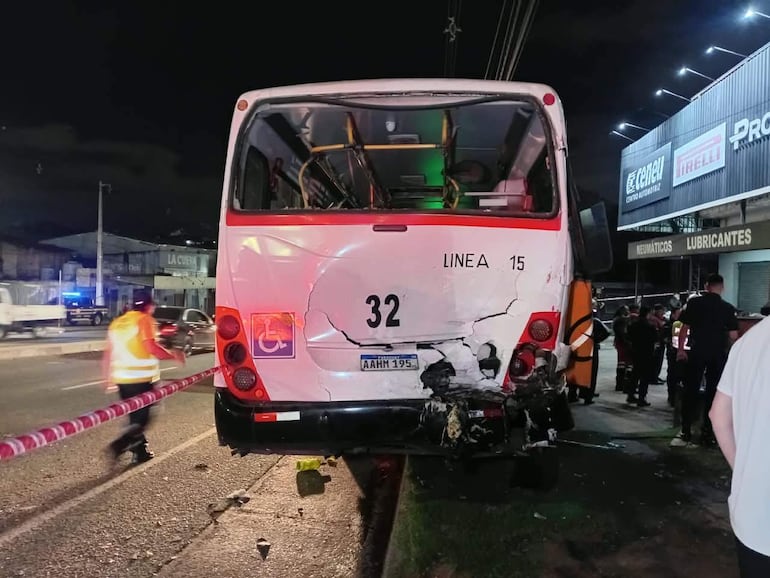Bus de la línea 15 gravemente dañado, sin ocupantes visibles, con trabajadores de emergencia en chalecos reflejantes alrededor.