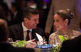 Con esta postal Santiago Peña saludó a Leticia Ocampos por el Día de los Enamorados.