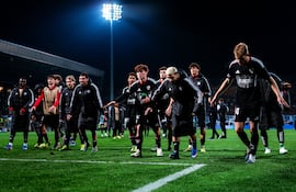 El delantero paraguayo, Julio Enciso festejando con sus compañeros el triunfo del Racing de Estrasburgo ante HNK Rijeka, en el duelo de ida por los octavos de final de la UEFA Conference League.