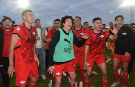 Los jugadores de Libertad, el delantero Óscar Cardozo (izq.), el mediocampista Iván Franco (centro), el defensor Néstor Giménez (segundo desde la der.) y el delantero Lorenzo Melgarejo (der.), celebran tras ganar el torneo Apertura del fútbol paraguayo.
