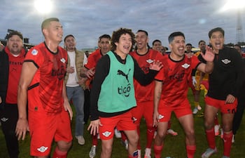 Los jugadores de Libertad, el delantero Óscar Cardozo (izq.), el mediocampista Iván Franco (centro), el defensor Néstor Giménez (segundo desde la der.) y el delantero Lorenzo Melgarejo (der.), celebran tras ganar el torneo Apertura del fútbol paraguayo.