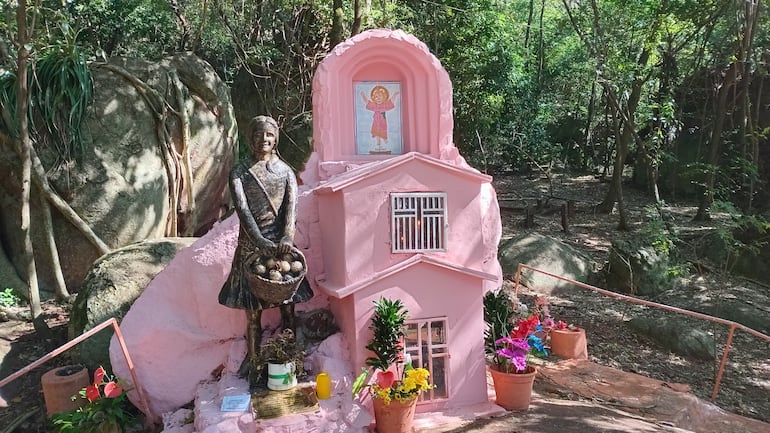 Estatua y nicho que recuerdan a Felicita Estigarribia.