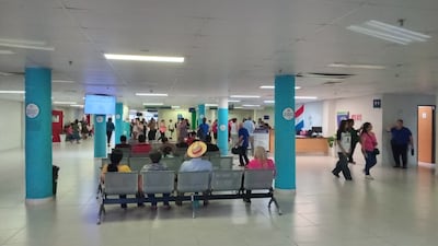 Usuarios esperan desde la madrugada para acceder a turnos y salen sin ser atendidos.