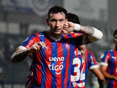 Fernando Fernández, jugador de Cerro Porteño, domina el balón antes de un remate que termina en gol en el partido ante 2 de Mayo por la segunda fecha del torneo Clausura 2024 del fútbol paraguayo en el estadio Río Parapití, en Pedro Juan Caballero, Paraguay.