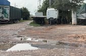 En cercanías se encuentra un taller de camiones.