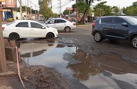 La Avda. Mcal. López y calle Casilda Insaurralde se encuentra en pésimas condiciones debido al deterioro del pavimento causado por las aguas servidas que son arrojadas a la calle.