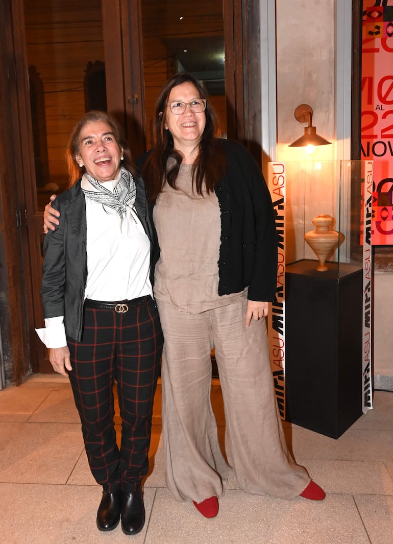 Con la presencia de referentes del sector creativo y gestores culturales, se llevó a cabo el Open House y la presentación oficial de MIRÁ ASU 2026 en la Casa Ardissone. El encuentro permitió adelantar los detalles de la primera edición en Paraguay de esta plataforma de arte y diseño, originada en Bolivia. Del diez al veintidós de noviembre, el evento reunirá exposiciones, arquitectura, moda y experiencias inmersivas con el propósito de impulsar el talento nacional y activar edificaciones patrimoniales del Centro Histórico de Asunción. En la foto Esperanza Mayor Mayor y Ana Von Horoch.