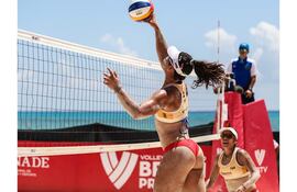 La paraguaya Giuliana Poletti (24 años) se eleva para matear ante la mirada de Michelle Valiente (26). Las olímpicas metieron dos triunfos al hilo esta tarde.