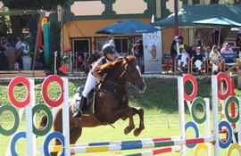 Nuvia Figueredo del Acá Carayá lidera la categoría de Escuelas Menores 0.90 m.
