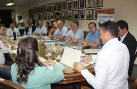 En la cabecera, el ministro de Agricultura, doctor Carlos Giménez, presidiendo la reunión del Consejo Asesor Agrario, este martes.