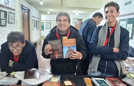 Libro sobre la historia jesuítica de Santiago de Misiones, fue presentado por Jorge Benítez Cabral y Stella Bogarín Frutos en Uruguay.