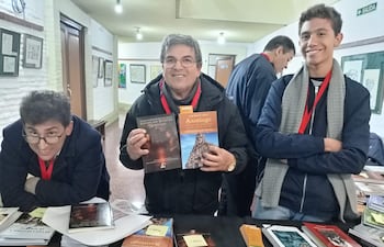 Libro sobre la historia jesuítica de Santiago de Misiones, fue presentado por Jorge Benítez Cabral y Stella Bogarín Frutos en Uruguay.
