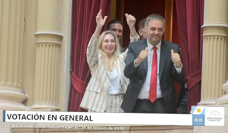 La secretaria de la presidencia argentina y hermana del mandatario, Karina Milei (i), celebrando junto al jefe de gabinete Manuel Adorni esta madrugada la aprobación de la reforma laboral en Buenos Aires (Argentina). (captura de video)