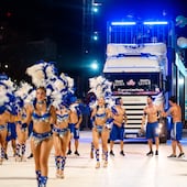 Con casi 15 metros de largo y dos pisos, el trío eléctrico se convierte en un escenario móvil imponente.