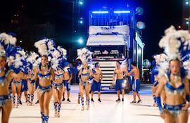 Con casi 15 metros de largo y dos pisos, el trío eléctrico se convierte en un escenario móvil imponente.