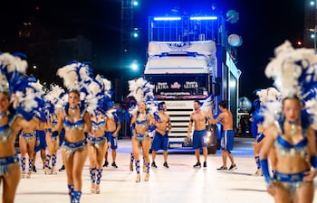 Con casi 15 metros de largo y dos pisos, el trío eléctrico se convierte en un escenario móvil imponente.