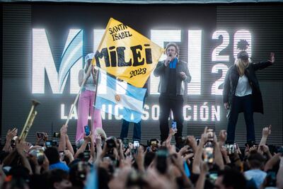 El candidato presidencial argentino Javier Milei pronuncia un discurso durante un acto de campaña, en el Monumento Nacional a la Bandera en Rosario (Argentina).