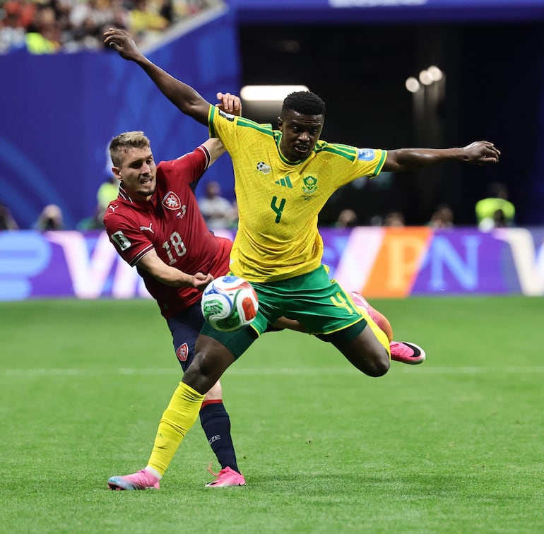 Paso cerrado para Michal Sadilek, ante la cobertura defensiva del sudafricano Teboho Mokoena.