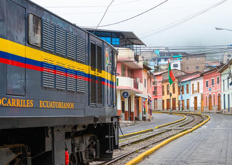 Ferrocarril Turístico de las Tierras Altas de los Andes, que solía ir a Nariz del Diablo. La locomotora está estacionada en la estación de tren de la ciudad de Alausí, Ecuador.