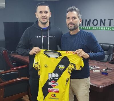 El presidente del Deportivo Recoleta, Luis Antonio Vidal, dio la bienvenida al centroatacante Derlis Ramón Ortiz (29), quien retorna a la institución canaria después de competir en la máxima categoría en filas del Sportivo Luqueño.