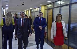 El senador cartista Antonio Barrios (izq.).