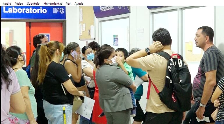 Los asegurados reclamaron las falta de equipos de aire acondicionado que haga más amena la espera en el Hospital Ingavi. 