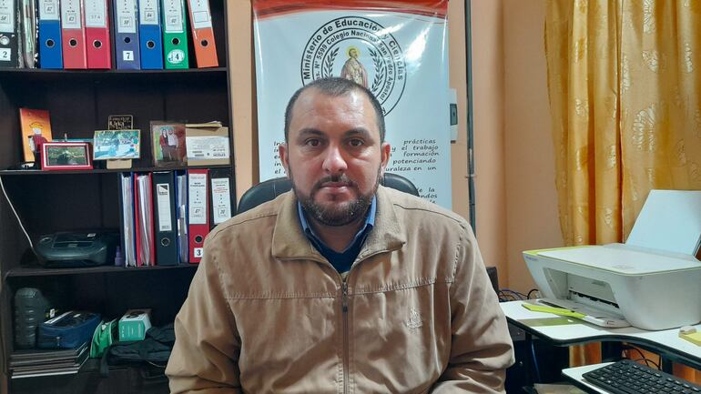 Virgilio Orué, director de la escuela y colegio San Pedro Apóstol de la ciudad de Ypané.
