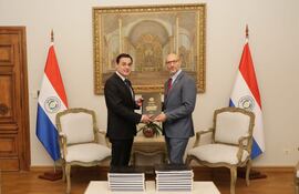 El ministro de Relaciones Exteriores, Rubén Ramírez Lezcano, entregó dos ejemplares del informe de la Comisión garrote al encargado de Negocios de la Embajada de los Estados Unidos, Robert Alter.