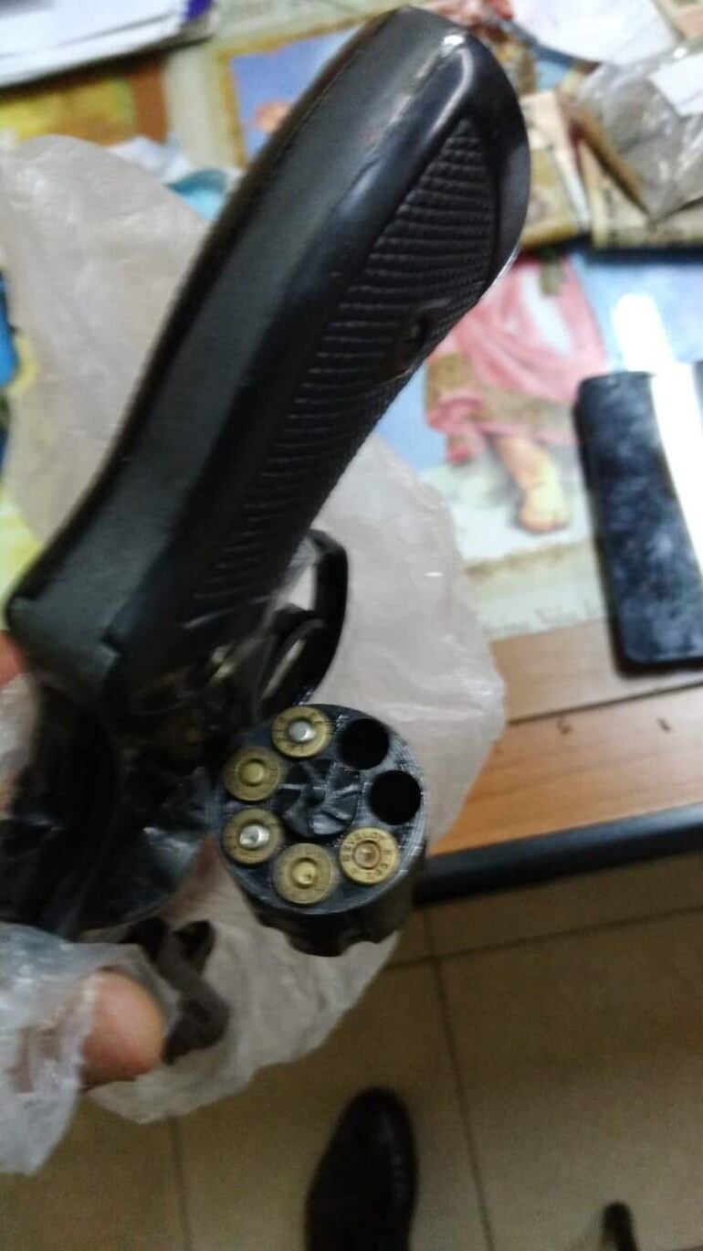  Tres de las balas del maleante fallaron, confirmó la Policía.