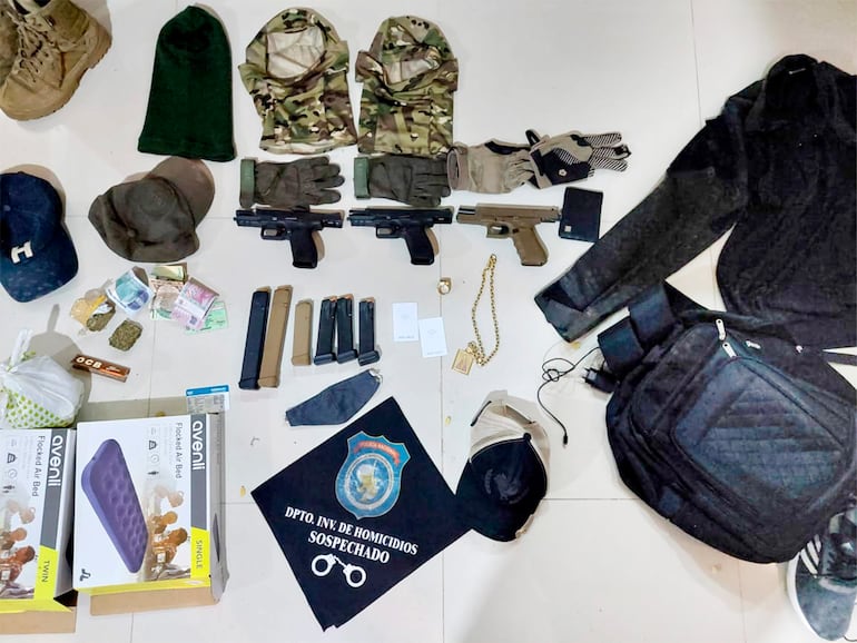  Las armas y equipos tácticos hallados en el dúplex allanado en la zona del Yacht y Golf Club Paraguayo, el 13 de mayo de 2023.