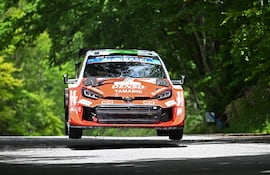 Elfyn Evans y Scott Martin (Toyota GR Yaris Rally1) durante la primera etapa del rally nipón.