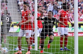 MAÍZ (Alemania), 25/04/2026.- Jamal Musiala (C) del Múnich celebra el gol del empate 3-3 durante el partido de fútbol de la Bundesliga alemana entre el 1. FSV Mainz 05 y el FC Bayern Múnich en Maguncia, Alemania, el 25 de abril de 2026. (Alemania) EFE/EPA/RONALD WITTEK