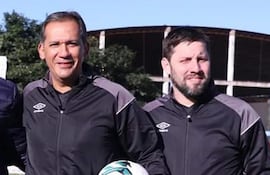 Federico Ríos (i) y Carlos Cáceres son los ex árbitros que dictarán la conferencia en la Cooperativa Universitaria.