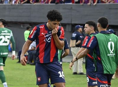 El delantero de Cerro Porteño, Cecilio Andrés Domínguez Ruiz (31 años) celebra el primero de los dos tantos que marcó ayer en el triunfo ante General Caballero de Juan León Mallorquín, por la Supercopa Paraguay.